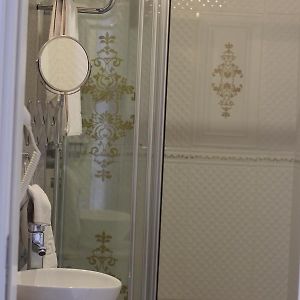 Camera tripla deluxe